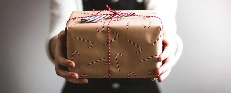 gift with red string