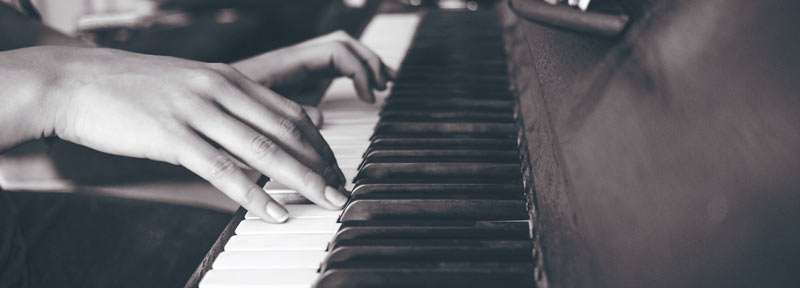 hands on a piano practicing