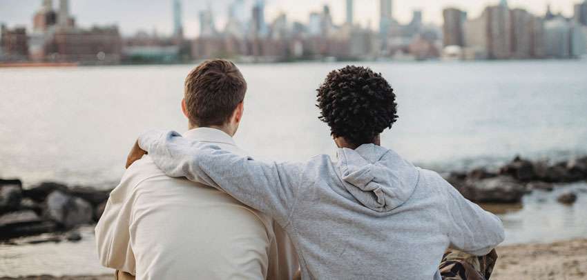 2 friends looking at the sea