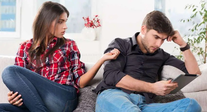 man ignoring girlfriend