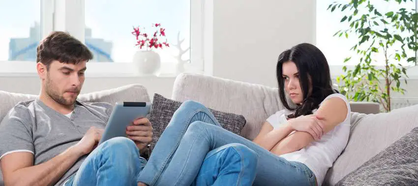 woman being ignored by boyfriend